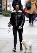 Camila Mendes reste au chaud dans une veste noire et des leggings tout en promenant son chien à Vancouver, Canada