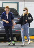 Hailey et Justin Bieber se tiennent la main tout en faisant quelques courses à Beverly Hills, Californie