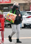 Ariel Winter le garde au chaud dans une veste à capuche et un pantalon de jogging pour une épicerie à Studio City, Californie