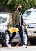 Kate Mara emmène sa fille dans un parc local à Los Feliz, en Californie