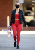 Julianne Hough a l'air sportive avec un haut court rouge et des leggings tout en faisant une épicerie chez Whole Foods à Los Angeles