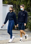 Kaia Gerber enfile un sweat à capuche noir et des leggings bleus pour une promenade matinale avec un ami à Malibu, Californie