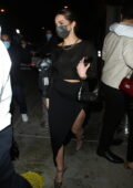 Addison Rae et Bryce Hall pack sur le PDA alors qu'ils quittent le dîner à Catch LA à West Hollywood, Californie