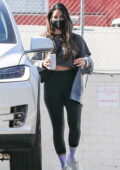 Olivia Munn porte un t-shirt gris court et des leggings noirs tout en quittant la salle de sport à West Hollywood, Californie