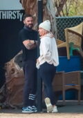 Sharna Burgess et Brian Austin Green vu attendre à l'extérieur d'un lave-auto à Malibu, Californie