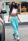 Eiza Gonzalez affiche son ventre tonique dans une minuscule récolte blanche alors qu'elle attrape du café et pompe de l'essence à West Hollywood, Californie