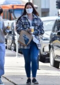Lana Del Rey sort prendre un café avec un ami chez Alfred Coffee à Studio City, Californie