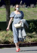 Mandy Moore montre sa bosse de bébé alors qu'elle sort vêtue d'une robe bleue à fleurs et de ballerines rouges à Los Angeles