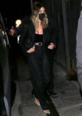 Hailey Bieber a l'air chic en noir en sortant pour dîner à Catch à West Hollywood, Californie