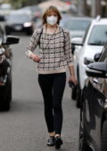 Jaime King porte un pull en tricot et un jean skinny noir lors de ses déplacements à Beverly Hills, en Californie