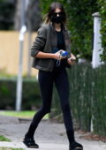 Kaia Gerber porte un haut court noir et des leggings avec une veste en peluche alors qu'elle se dirige vers une séance d'entraînement tôt le matin à Los Angeles