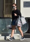 Lucy Hale porte un sweat-shirt noir et une jupe en jean lors de ses achats de fournitures d'art chez Michaels à Studio City, Californie
