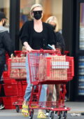 Charlize Theron fait une épicerie avec sa mère et sa fille chez Trader Joe's à Los Angeles