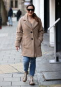 Kelly Brook se blottit dans un manteau chaud alors qu'elle arrive à Heart Radio à Londres, au Royaume-Uni