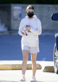 Lucy Hale garde le confort dans un sweat à capuche blanc et un short tout en se dirigeant vers Alfred's Coffee à Los Angeles