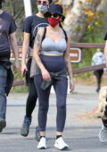 Halsey montre sa bosse de bébé alors qu'elle sort pour une randonnée avec le beau Alev Aydin à Malibu, Californie