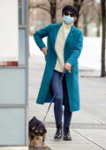 Lili Reinhart reste au chaud dans un pull crème et un manteau turquoise tout en promenant son chien à Vancouver, Canada