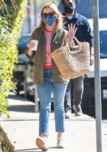 Reese Witherspoon rentre chez elle après le déjeuner au Brentwood Country Mart à Brentwood, Californie