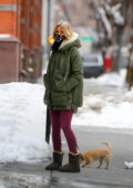 Naomi Watts s'emballe alors qu'elle sort pour promener son chien à New York