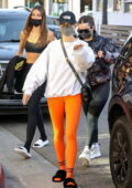 Hailey Bieber se distingue dans des leggings orange vif lors d'un brunch avec Addison Rae à Croft Alley à Beverly Hills, Californie