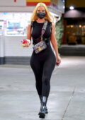 Iggy Azalea affiche ses courbes dans un body noir tout en s'arrêtant pour du gaz et des collations à Beverly Hills, Californie