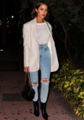 Olivia Culpo a l'air chic dans un blazer blanc associé à un haut assorti et à un jean déchiré lors d'un dîner à Miami, en Floride