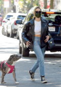 Ashley Benson porte une veste en cuir noir et un jean pour une promenade de chien avec un ami à Los Angeles