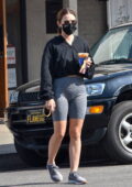Lucy Hale attrape un café glacé avant de partir en randonnée avec un sweat à capuche noir court et un legging gris à Los Angeles