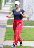 Addison Rae porte un pantalon de jogging rouge et un haut gris foncé pour une séance privée de Pilates à West Hollywood, Californie