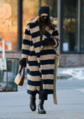 Irina Shayk reste au chaud dans un long manteau rayé alors qu'elle sort chercher sa fille à New York