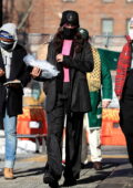 Bella Hadid a l'air élégante dans un costume à fines rayures lors d'un déjeuner avec des amis au Bar Pitti à New York