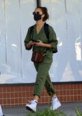 Jessica Alba a fière allure dans une combinaison verte lors de ses sorties avec sa famille à Los Angeles
