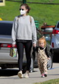 Kate Mara porte un sweat-shirt gris et des leggings noirs lors d'une promenade avec sa fille à Silver Lake, en Californie
