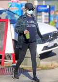 Nicole Richie reste décontractée tout en faisant le plein de fournitures au marché de producteurs de Los Angeles