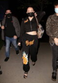 Noah Cyrus vu porter un survêtement alors qu'elle arrive au BOA Steakhouse avec Lucas Machado à West Hollywood, Californie