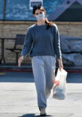 Ashley Greene reste bien au chaud dans un pull gris et un pantalon de jogging lors d'une course d'épicerie rapide à Los Angeles