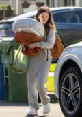 Rachel Bilson reste bien au chaud dans son survêtement et ses crocs alors qu'elle quitte la maison de sa mère à Los Angeles