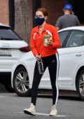 Zoey Deutch arbore un haut rouge et des leggings noirs lors d'une course de jus à Alfred Coffee à Los Angeles