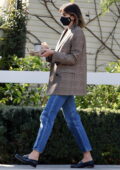 Kaia Gerber prend un morceau à manger et un café à San Vicente Bungalows à West Hollywood, Californie