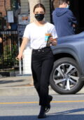 Lucy Hale enfile un t-shirt blanc et un jean noir tout en faisant courir son café du matin chez Alfred's à Los Angeles