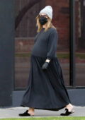 Ashley Tisdale montre sa bosse de bébé alors qu'elle sort tout en noir pour faire du shopping à West Hollywood, Californie
