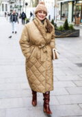 Kelly Brook reste au chaud dans une veste chaude en arrivant aux Global Radio Studios à Londres, au Royaume-Uni