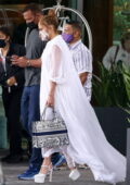 Jennifer Lopez a fière allure dans une robe blanche alors qu'elle et Alex Rodriguez quittent l'hôtel Mr C Coconut Grove à Miami, en Floride