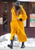 Irina Shayk a l'air frappante dans un long manteau gonflé jaune alors qu'elle fait des courses à New York