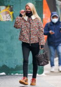 Nicky Hilton sort avec une veste colorée à Manhattan, New York City