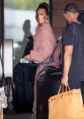 Chrissy Teigein sort en petit short en jean pour faire quelques courses à Los Angeles