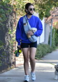 Lucy Hale met un affichage sur jambes dans un petit short noir alors qu'elle emmène ses chiens se promener à Los Angeles