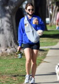 Lucy Hale met un affichage sur jambes dans un petit short noir alors qu'elle emmène ses chiens se promener à Los Angeles