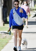 Lucy Hale met un affichage sur jambes dans un petit short noir alors qu'elle emmène ses chiens se promener à Los Angeles