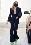 Hailey Bieber a l'air bien dans un costume bleu marine avec des talons vert fluo alors qu'elle se dirige vers un brunch d'affaires à Beverly Hills, Californie